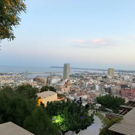 公寓 Charming Penthouse Near Beach